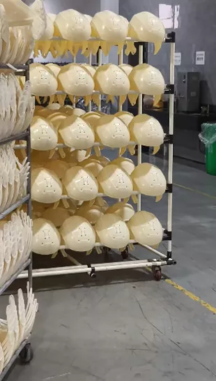 Linha de produção de capacetes para motocicletas Real Shot: processo completo, desde a injeção da carcaça até os produtos acabados