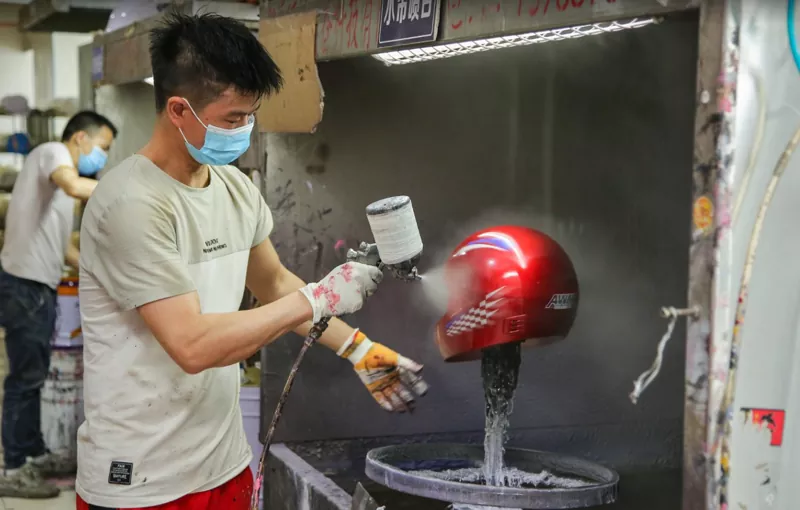 Análise técnica aprofundada: Ofício de pulverização eletrostática multicamadas para casco de capacete anticorrosão e antidesbotamento