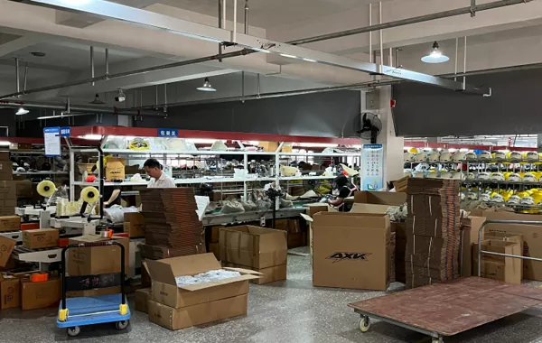 Tour de produção: por dentro de nossa oficina moderna para fabricação de capacetes para motocicletas